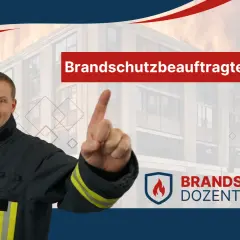 Feuerwehrmann mit Helm und Warnweste, der auf ein brennendes Gebäude zeigt. Text: Brandschutzbeauftragter.