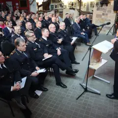 Redner spricht vor Publikum in Uniformen der dfv feuerwehr.