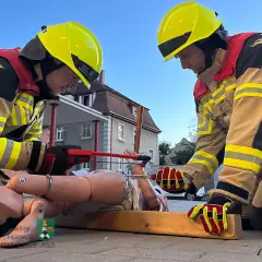 Zwei Feuerwehrleute üben mit einer Übungspuppe. Tolle Feuerwehr Übungen Ideen für realistische Szenarien.