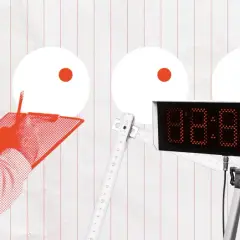 Eine Person mit Klemmbrett und Stift, daneben eine digitale Uhr und Maßbänder. Die Szene erinnert an die Überwachung von Zeitabläufen, wie sie auch bei der Nutzung einer rauchmelder app relevant sein kann.