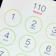 Notruftaste 110 auf einem Smartphone-Display. Die internationale Notrufnummer Europa ist 112, aber 110 ist die Notrufnummer in Deutschland.