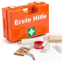 Erste-Hilfe-Kasten mit Verbandszeug, Schere und Pflasterrolle. Wichtig für jeden Ersthelfer und Brandschutzhelfer.