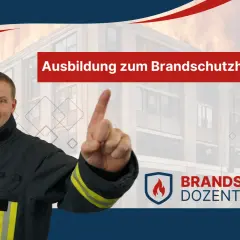 Mann in Feuerwehrjacke hält Helm. Im Hintergrund brennendes Gebäude. "Ausbildung zum Brandschutzhelfer" steht auf rotem Banner.