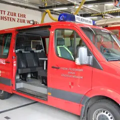Rotes Feuerwehrauto mit Blaulicht, bereit für Einsätze und Veranstaltungen. Aufschrift "FEUERWEHR" und "FEUER/NOTFALL".