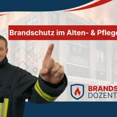 Feuerwehrmann erklärt Brandschutz im Alten- & Pflegeheim. Ein Gebäude im Hintergrund brennt.