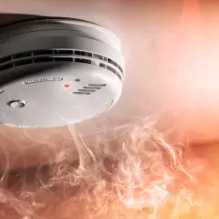Rauchmelder piept, aber der Nachbar ist nicht da. Rauch steigt auf, ein Alarm wird ausgelöst.