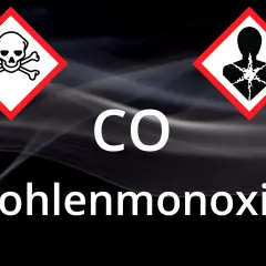 Gefahrensymbole für Totenkopf und Gesundheitsgefahr über dem Schriftzug "CO Kohlenmonoxid" auf rauchigem Hintergrund.