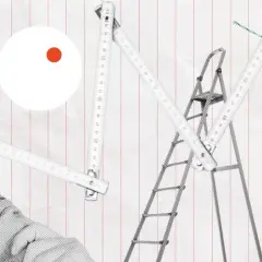 Mann plant Montage von Rauchmelder in Brandenburg. Bohrer, Leiter und Maßband im Einsatz.