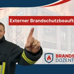 Feuerwehrmann erklärt: externer Brandschutzbeauftragter Kosten. Im Hintergrund brennendes Gebäude. Brandschutz Dozenten.