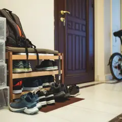 Schuhregal, Rucksack, Regenschirm und ein Klapprad – so darf es im Hausflur stehen.