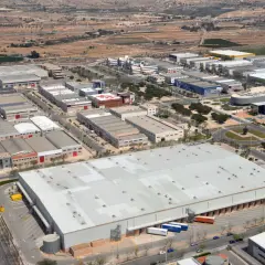 Große Lagerhallen und Fabriken prägen diese Industriezone. Solche was sind sonderbauten, die für spezifische Zwecke entworfen wurden, sind hier zahlreich zu sehen.