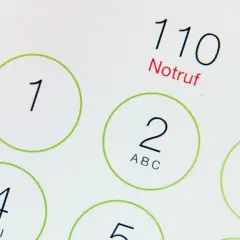 Notrufnummer 110 auf einem Smartphone-Display. Diese Nummer ist die Notrufnummer europaweit.