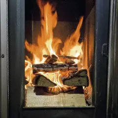 Flammen tanzen im Kamin. Holzscheite glühen und wärmen den Raum. Bald muss man den Kamin ausmachen.