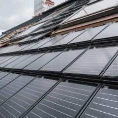 Dachmontage einer PV-Anlage mit Fokus auf Brandschutz. Solarmodule werden auf dem Dach installiert, um saubere Energie zu erzeugen.