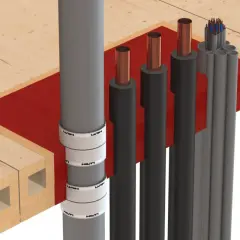 Brandschutz für Rohrleitungen: Hilti-Manschetten sichern Holzdecken gegen Feuer. Mehrere Rohre und Kabel werden durch die Brandschutzmaßnahme geführt.