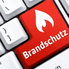 Rote Taste mit Flamme und "Brandschutz" steht für eine starke Sicherheitskultur.