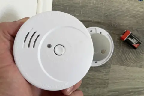 Rauchmelder mit Batterie, bereit, vor unsichtbarem Feuer zu warnen.