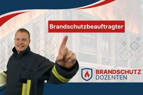 Feuerwehrmann mit Helm und Warnweste, der auf ein brennendes Gebäude zeigt. Text: Brandschutzbeauftragter.