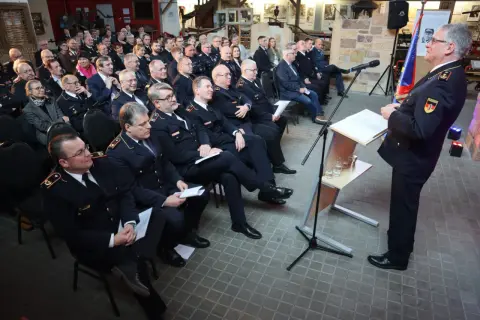 Redner spricht vor Publikum in Uniformen der dfv feuerwehr.