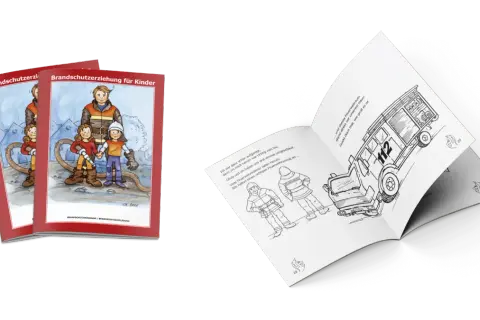 Broschüren zur Brandschutzerziehung für Kinder mit Feuerwehrleuten und Kindern. Ein aufgeschlagenes Heft zeigt eine Zeichnung eines Feuerwehrautos und Feuerwehrleute.