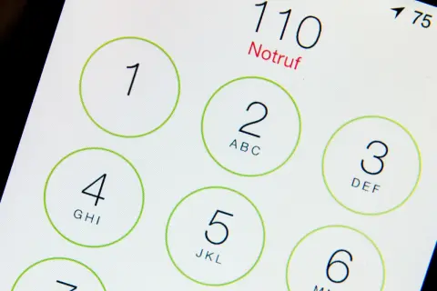 Notruftaste 110 auf einem Smartphone-Display. Die internationale Notrufnummer Europa ist 112, aber 110 ist die Notrufnummer in Deutschland.