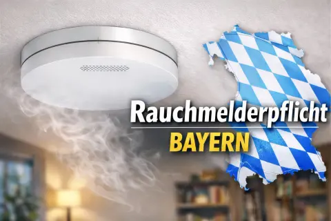 Rauchmelderpflicht in Bayern: Ein Rauchmelder an der Decke warnt vor Brandgefahr. Die bayerische Landeskarte im Rautenmuster symbolisiert die Pflicht.