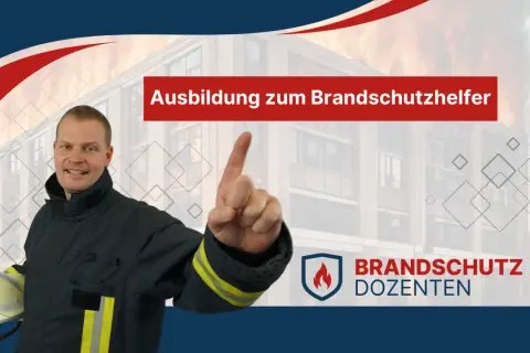 Mann in Feuerwehrjacke hält Helm. Im Hintergrund brennendes Gebäude. "Ausbildung zum Brandschutzhelfer" steht auf rotem Banner.
