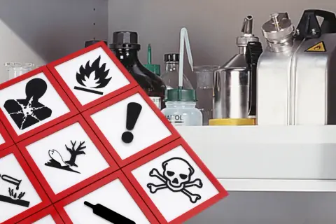 Gefahrstofflager-Vorschriften: Symbole für giftig, entzündlich, ätzend und umweltgefährdend auf einem Regal mit Chemikalien.