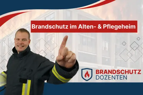 Feuerwehrmann erklärt Brandschutz im Alten- & Pflegeheim. Ein Gebäude im Hintergrund brennt.