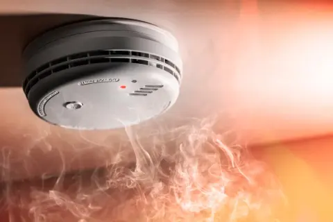 Rauchmelder piept, aber der Nachbar ist nicht da. Rauch steigt auf, ein Alarm wird ausgelöst.