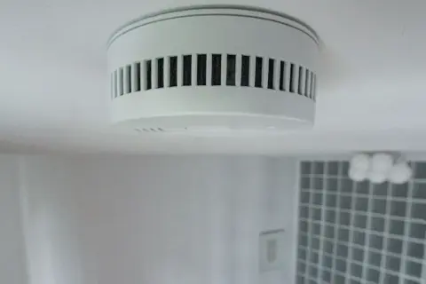 Rauchmelder an der Decke. Wenn der Rauchmelder defekt ist, wer zahlt die Reparatur oder den Austausch?