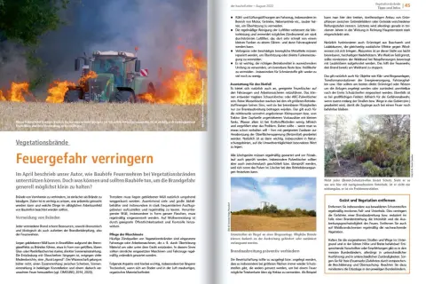 Traktor brennt auf einem Feld. Was ist Feuer? Es ist eine Gefahr, die man durch richtige Wartung und Prävention verringern kann.