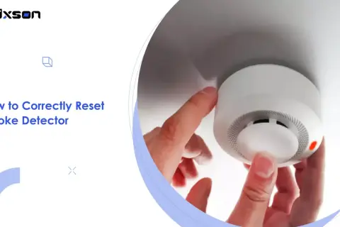 Ein Finger drückt auf einen Rauchmelder, der nicht ausgeht. Anleitung zum Zurücksetzen.