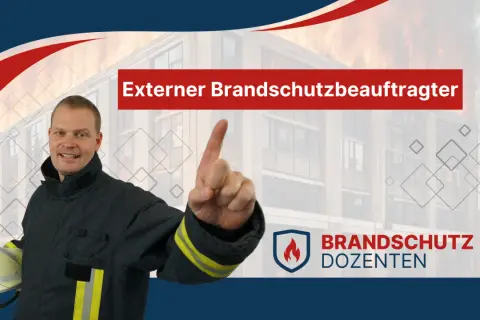 Feuerwehrmann erklärt: externer Brandschutzbeauftragter Kosten. Im Hintergrund brennendes Gebäude. Brandschutz Dozenten.