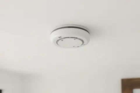 Moderner Rauchmelder an der Decke. Rauchmelder kleben verboten, nur fachgerechte Montage!