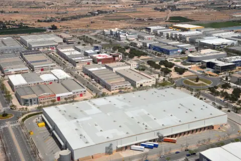 Große Lagerhallen und Fabriken prägen diese Industriezone. Solche was sind sonderbauten, die für spezifische Zwecke entworfen wurden, sind hier zahlreich zu sehen.