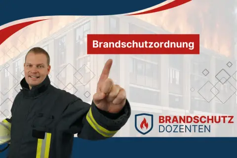 Brandschutzordnung Hamburg: Feuerwehrmann erklärt wichtige Regeln. Im Hintergrund brennendes Gebäude.
