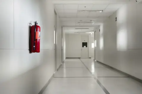 Roter Feuerlöscher an Wand im Flur. Wichtig für die brandschutzbegehung checkliste word.