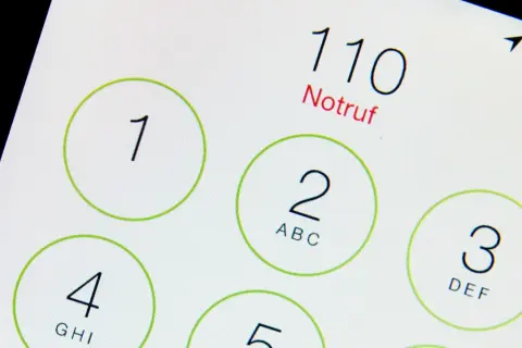 Notrufnummer 110 auf einem Smartphone-Display. Diese Nummer ist die Notrufnummer europaweit.