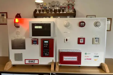 BMZ-Feuerwehr-Übungswand mit Brandmeldern, Alarmgebern und Bedienfeld. Hier wird der Ernstfall trainiert.