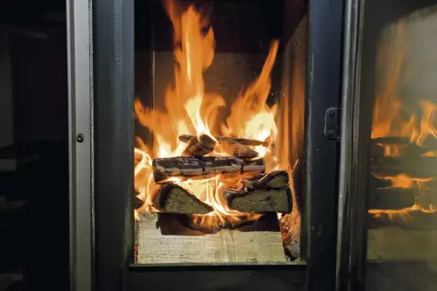 Flammen tanzen im Kamin. Holzscheite glühen und wärmen den Raum. Bald muss man den Kamin ausmachen.