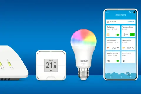 FRITZ!Box steuert smarte Geräte: WLAN-fähiger Rauchmelder, DECT-Thermostat und bunte Lampe im Smart Home.