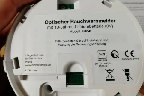 Rauchmelder Ei650 mit 10-Jahres-Batterie. Hier wird gezeigt, wie man die Batterie wechselt.