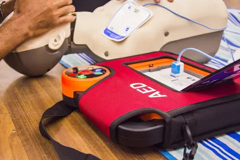 Defi-Herz-Training: Ein AED-Gerät und eine Übungspuppe für lebensrettende Maßnahmen.