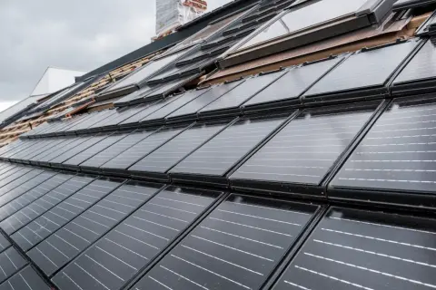 Dachmontage einer PV-Anlage mit Fokus auf Brandschutz. Solarmodule werden auf dem Dach installiert, um saubere Energie zu erzeugen.