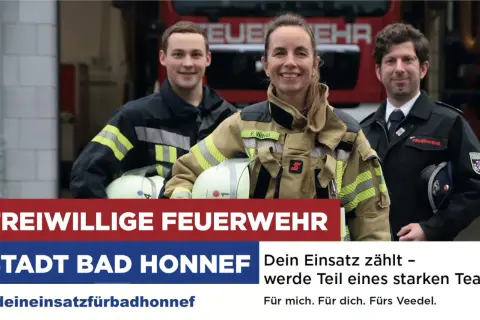 Drei lächelnde Mitglieder der freiwilligen Feuerwehr Bad Honnef posieren vor einem Feuerwehrauto. Sie werben für die Freiwillige Feuerwehr.