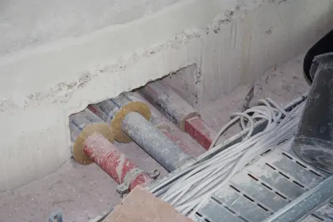 Rohre und Kabel werden für den Brandschutz auf Baustellen vorbereitet. Isolierte Rohre und Kabelbündel liegen bereit.