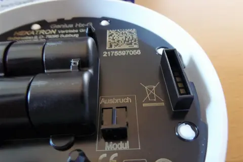 Der Genius Hx-A Rauchmelder piept. Die Batterien sind eingelegt, aber ein Modul fehlt.
