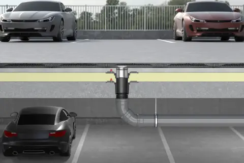Schnittzeichnung einer Tiefgarage mit Entwässerungssystem. Autos parken auf verschiedenen Ebenen.