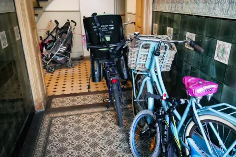 Zwei Fahrräder und Kinderwagen im Treppenhaus. Was darf im Treppenhaus stehen? Hier ist ein Beispiel, das zeigt, was man verstauen kann.